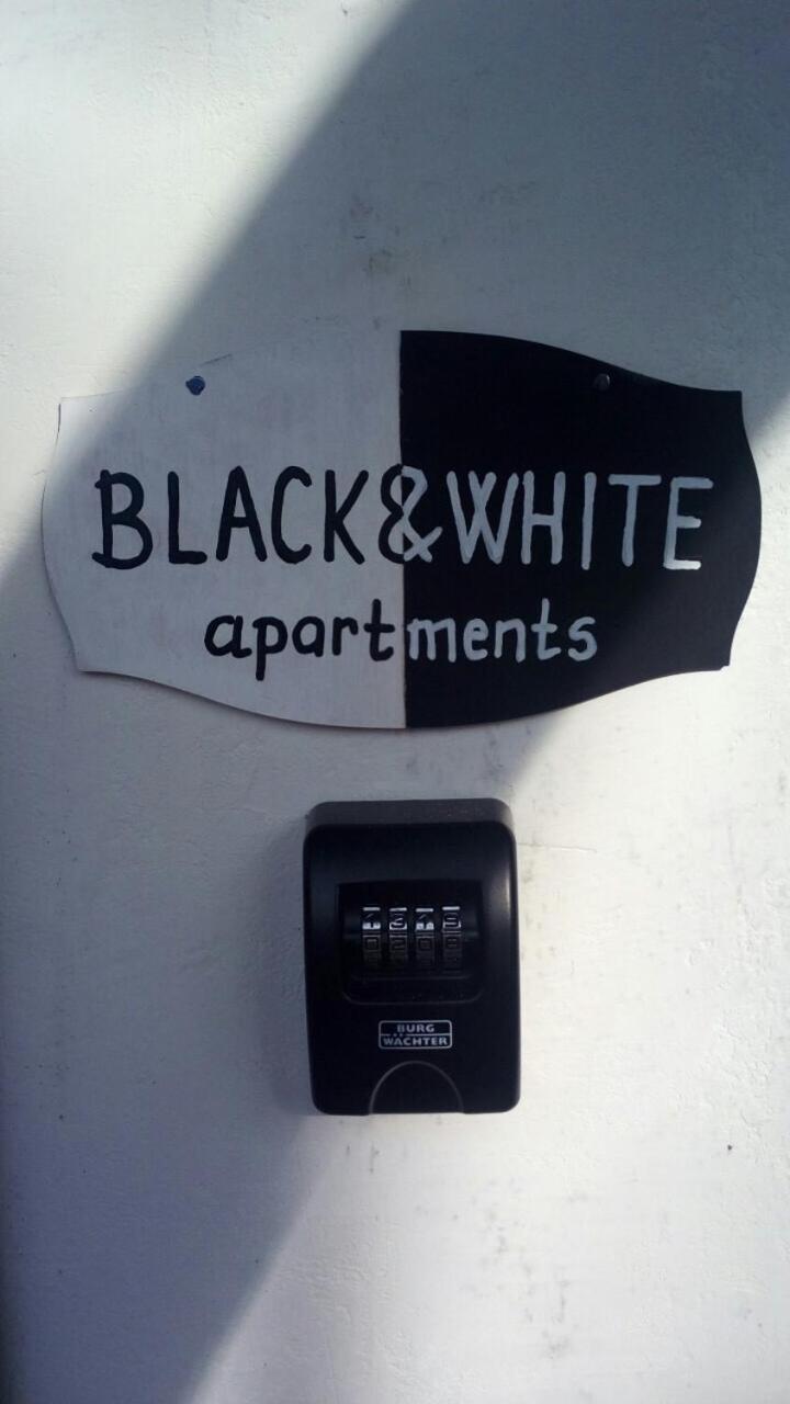 Black & White Apartments - White Eger Bagian luar foto