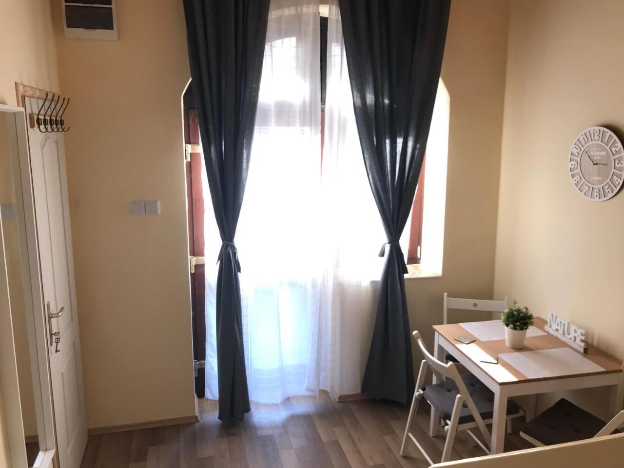 Black & White Apartments - White Eger Bagian luar foto