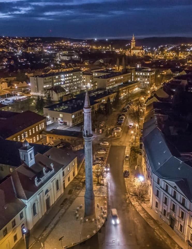 Black & White Apartments - White Eger Bagian luar foto